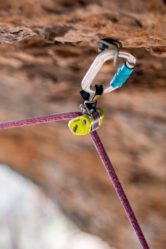 第1支点にクリップされ、ロープが通されたEDELRID OHMEGA
