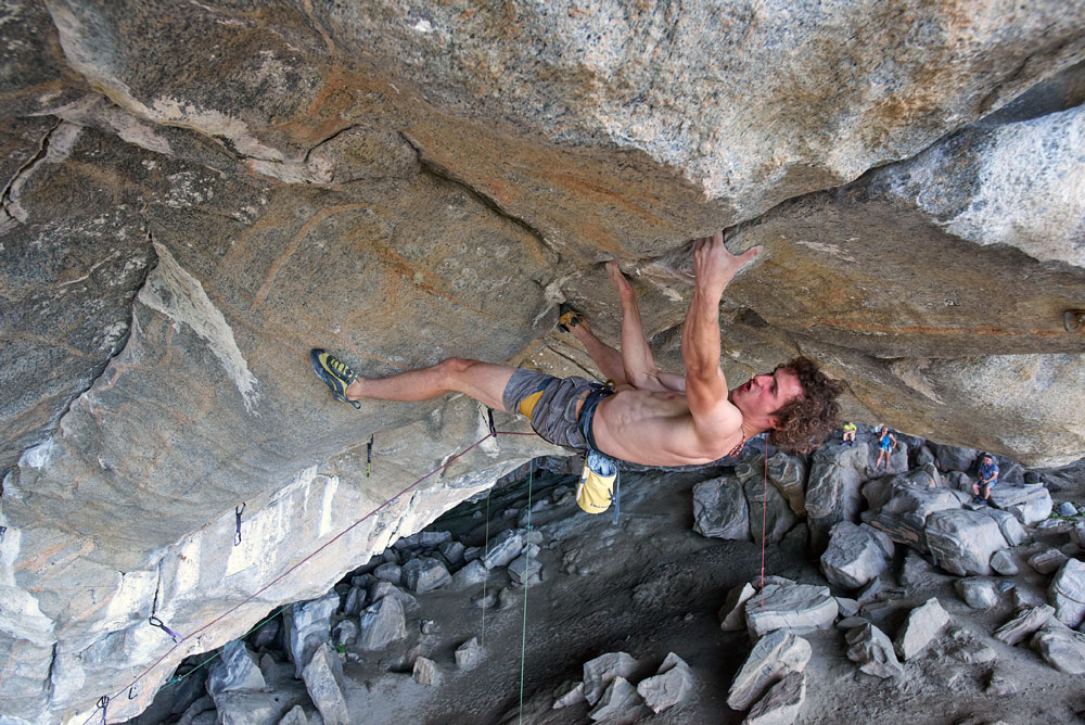 岩のルーフの下でProject Hardを登るAdam Ondra