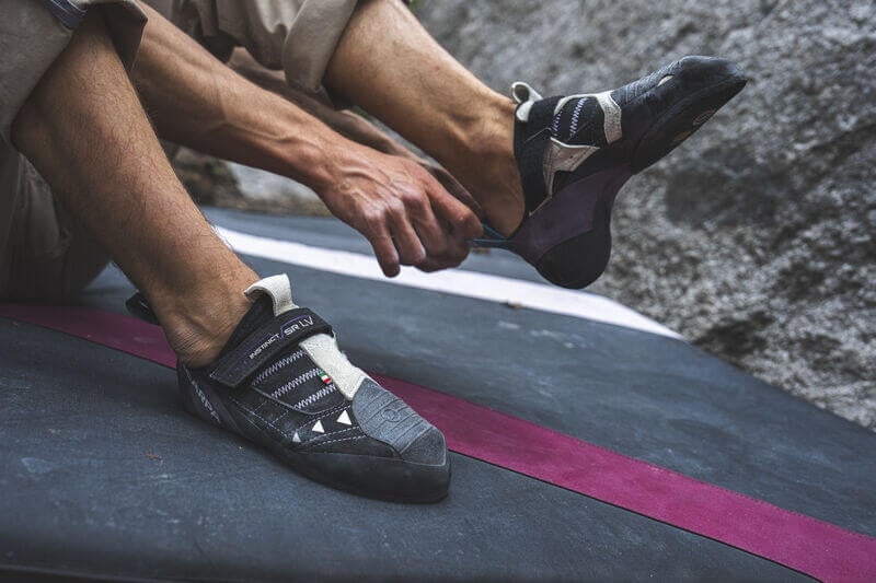 屋外の岩場でのクライミング。撮影:Ben Neilson / SCARPA