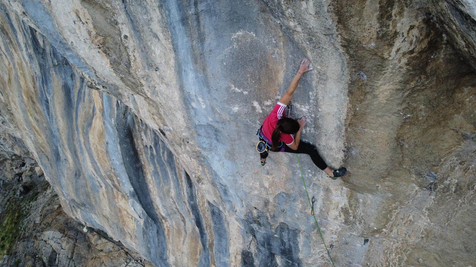 AndonnoのSarvanot(7b)を登るMichela Jacod