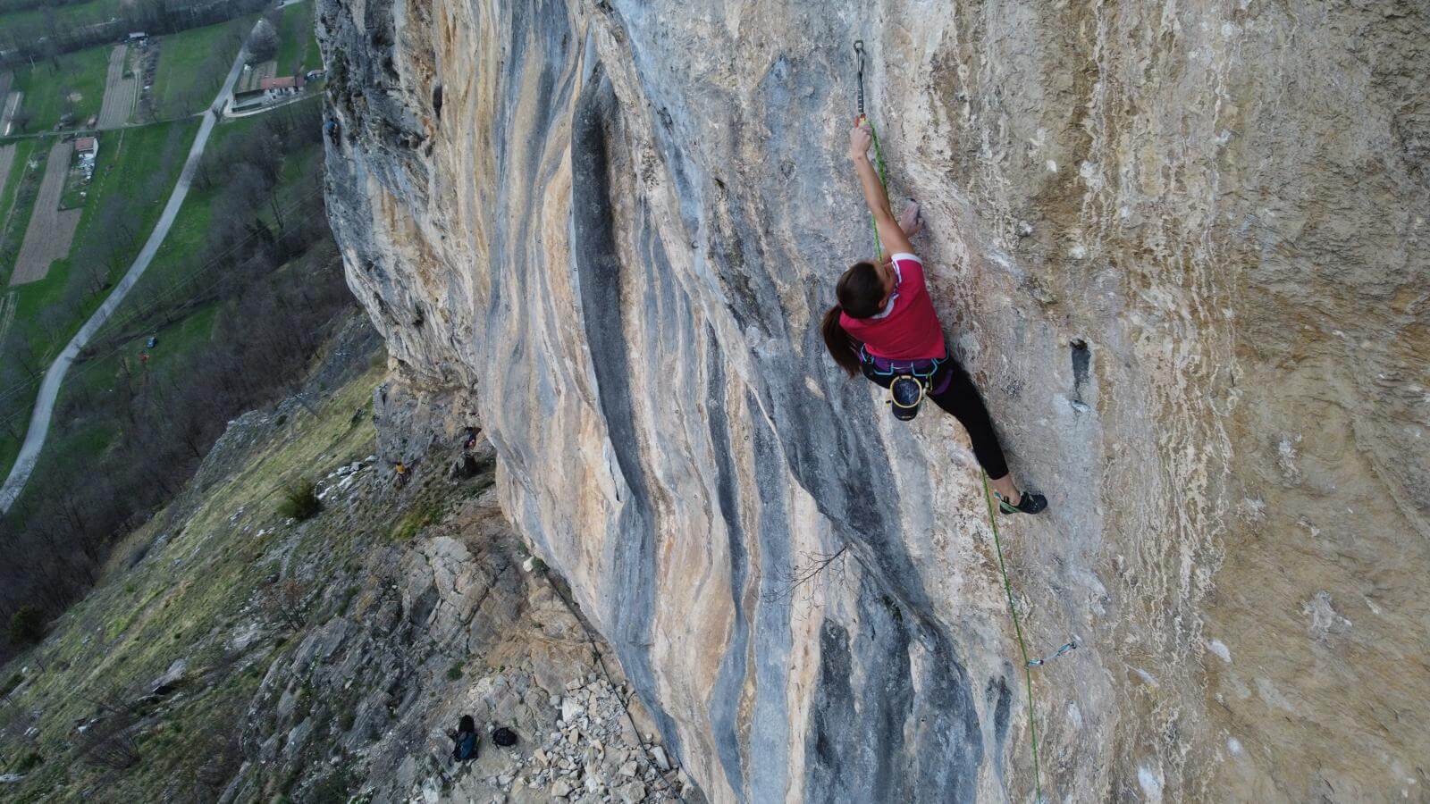 AndonnoのSarvanot(7b)を登るMichela Jacod