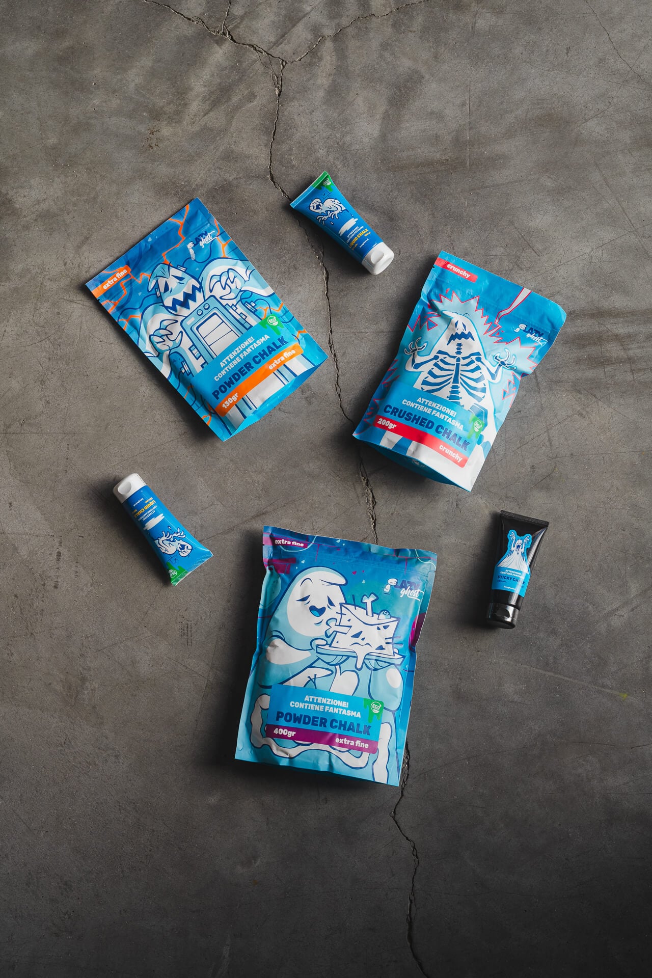 灰色の床に並んだ青いLazyghostの粉末チョークと液体チョーク製品 灰色の床に並んだ青いLazyghostの粉末チョークと液体チョーク製品