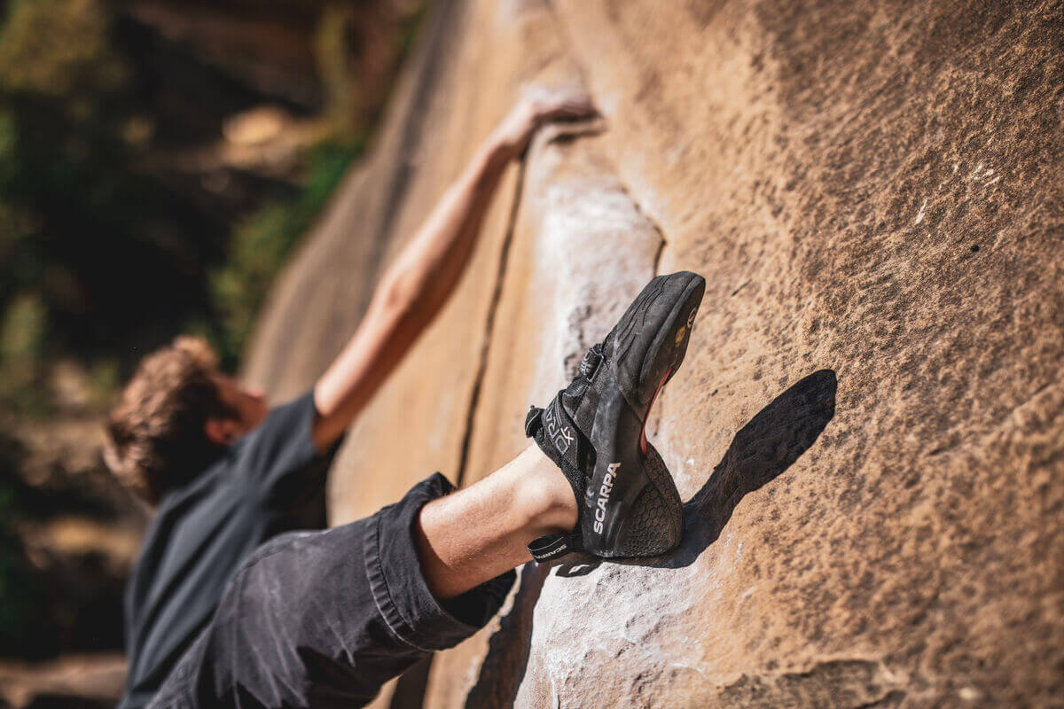 SCARPA Drago XTを履いて登るクライマー