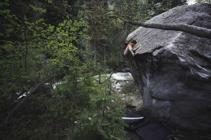 岩壁を登るクライマー。撮影:Ben Neilson / SCARPA