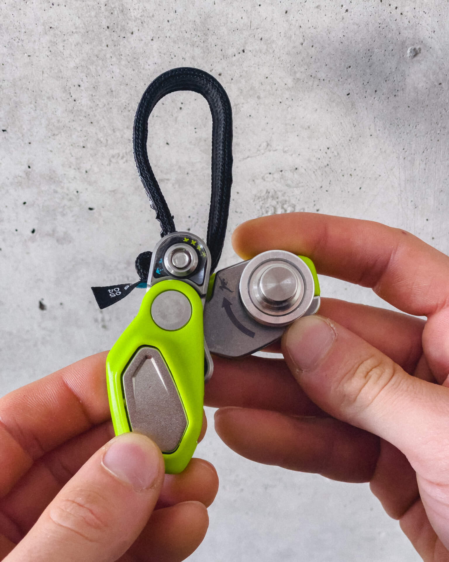 金属製プーリーと調節式スリングが見える、開いたEDELRID OHMEGA