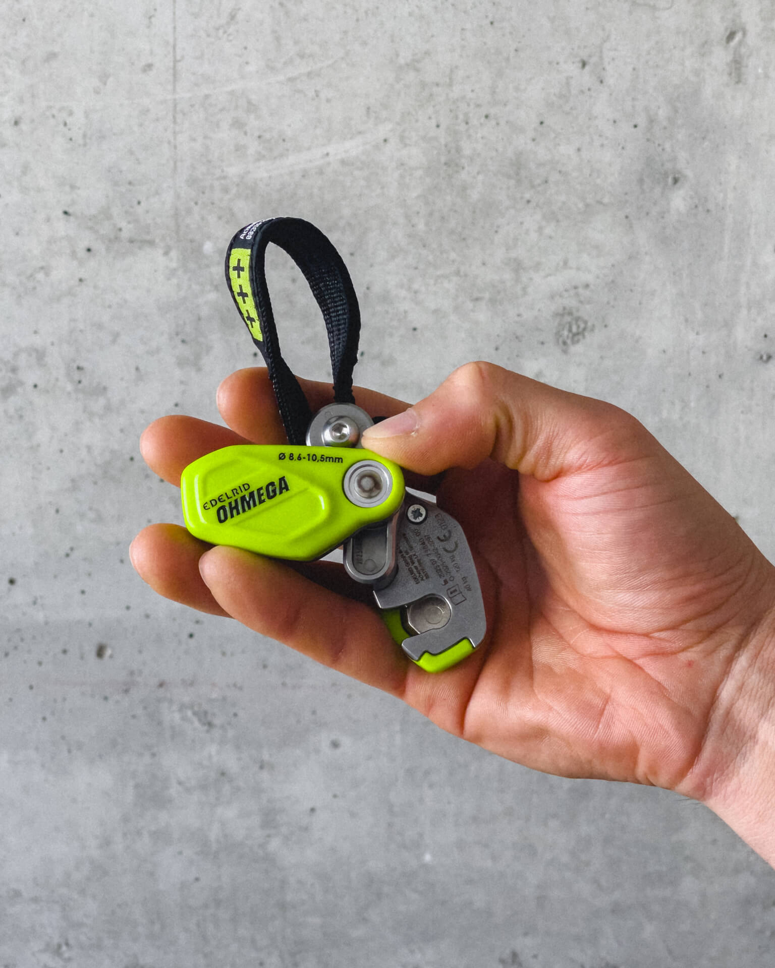 スリング付きのEDELRID OHMEGAを手に持っている様子