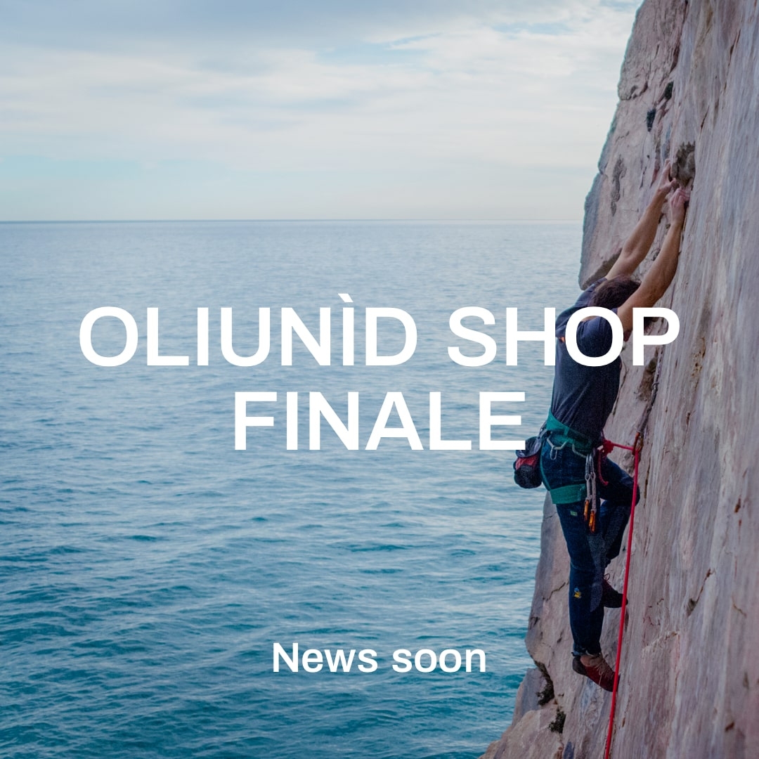 暗い色のシャツとジーンズを着た人物が、海の上の岩壁を登っている。Oliunìd Shop Finaleの文字が重なっている