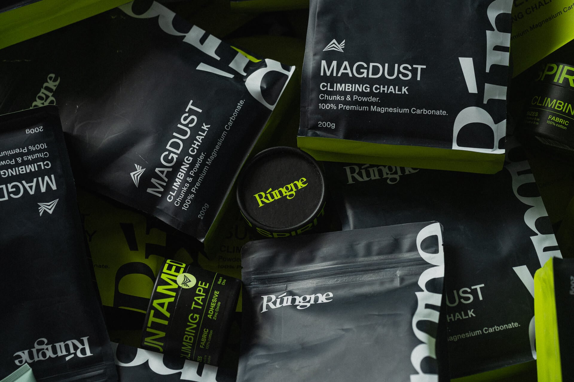Rungne Magdust チョークの袋とクライミングテープ