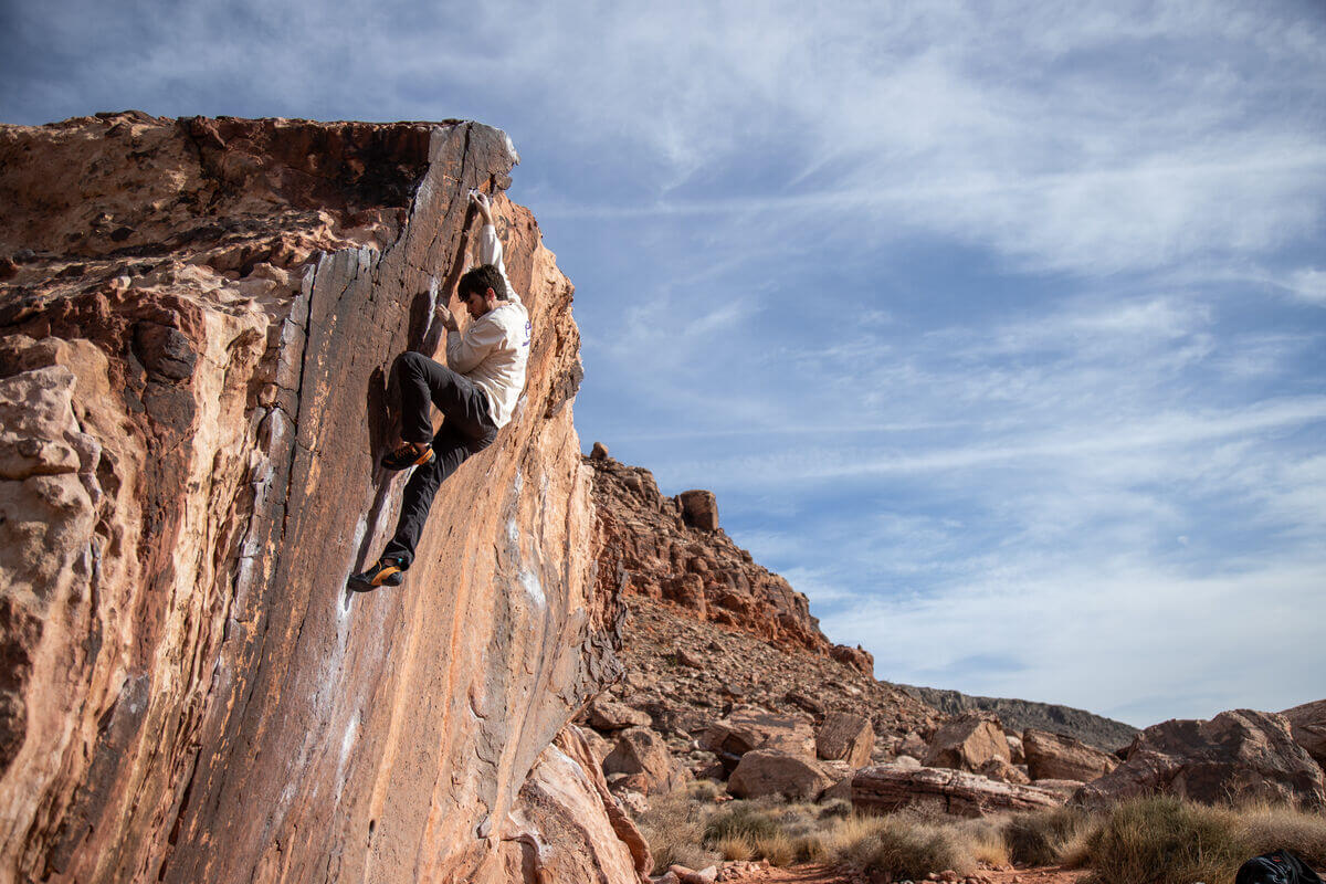 Red Rock Canyon National Conservation Areaの砂漠の岩壁を登るクライマー