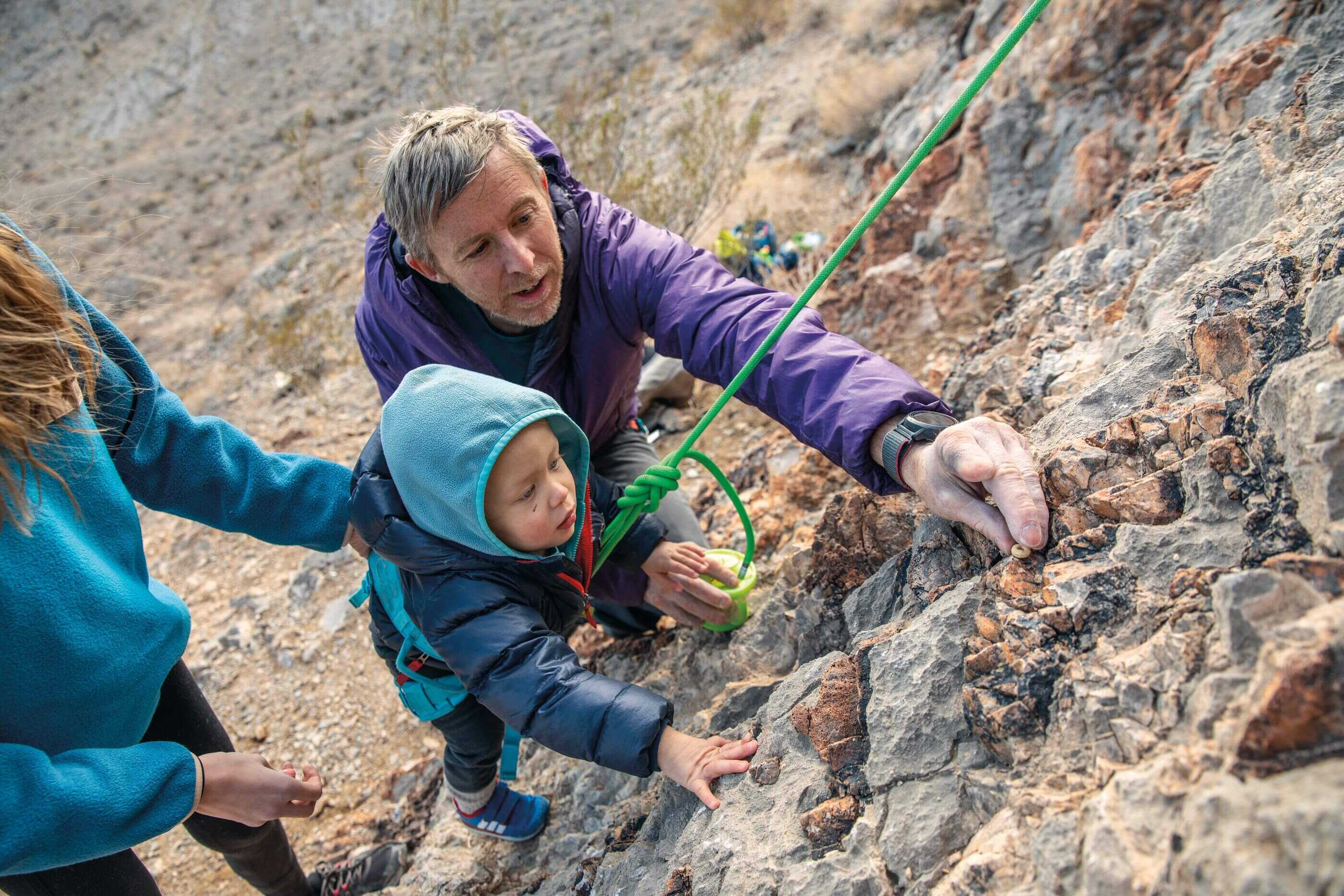 岩場でのクライミング。撮影:Andrew Burr、Patagonia