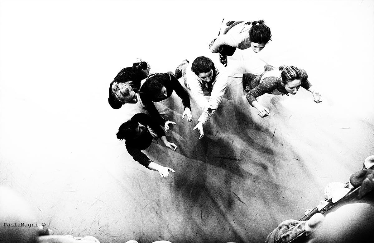 Milano Climbing Expo クライミングウォールのそばで上を見上げる人々の白黒写真