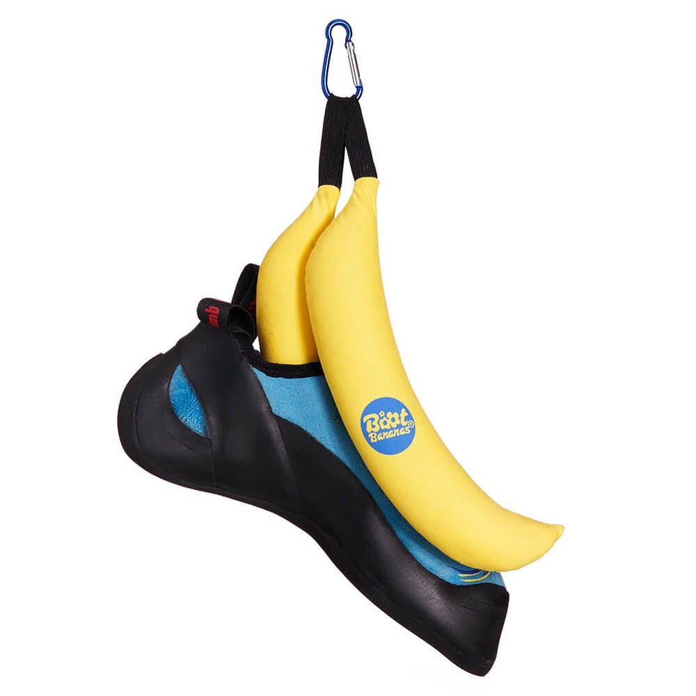 クライミングシューズと一緒に吊るされた黄色いBoot Bananasインサート2本。
