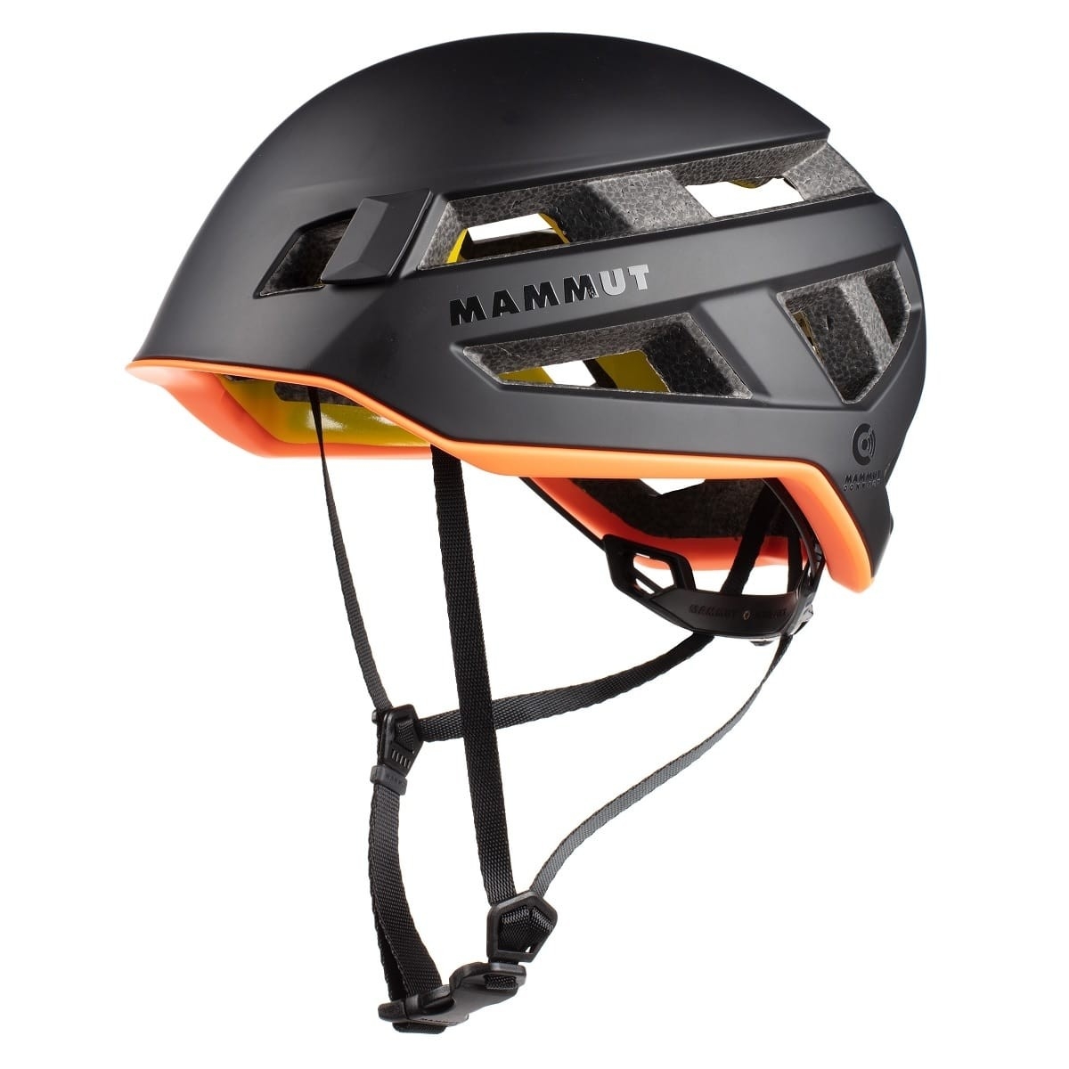 Casco Sender Mammut MIPS 白い背景に置かれた、通気口と黒いストラップを備えた黒とオレンジのヘルメット。