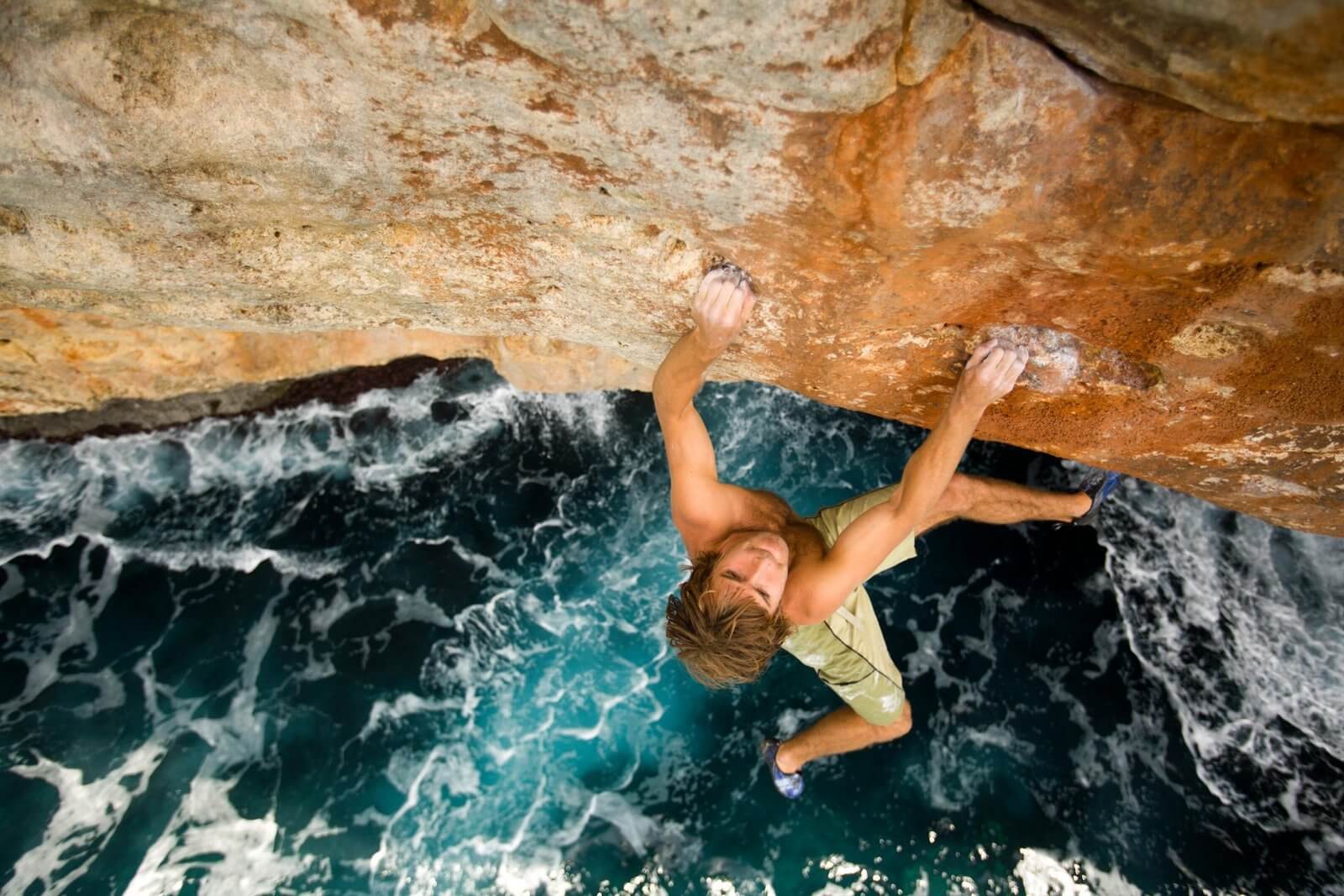 海の上の岩壁を登るChris Sharma