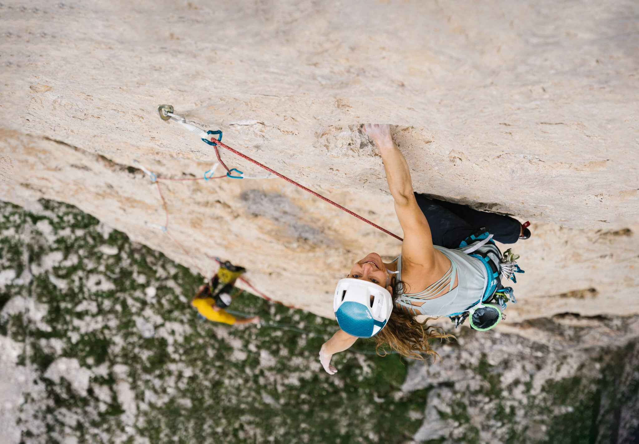 ロープを付けて石灰岩のオーバーハングを登るヘルメット姿のクライマー。写真:Schreiber Poetter、Edelrid