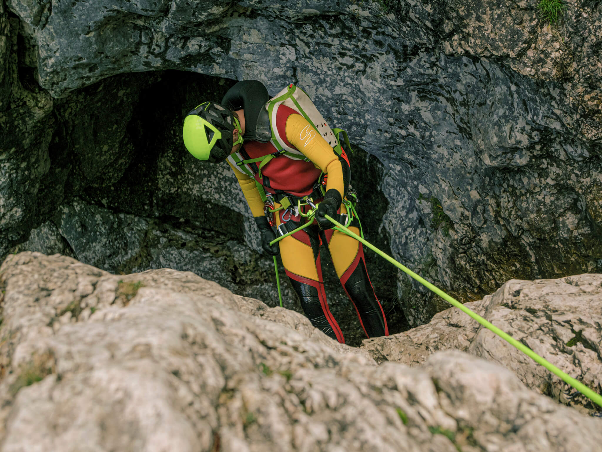 キャニオニングでの下降。写真:Tobias Beiser / Edelrid