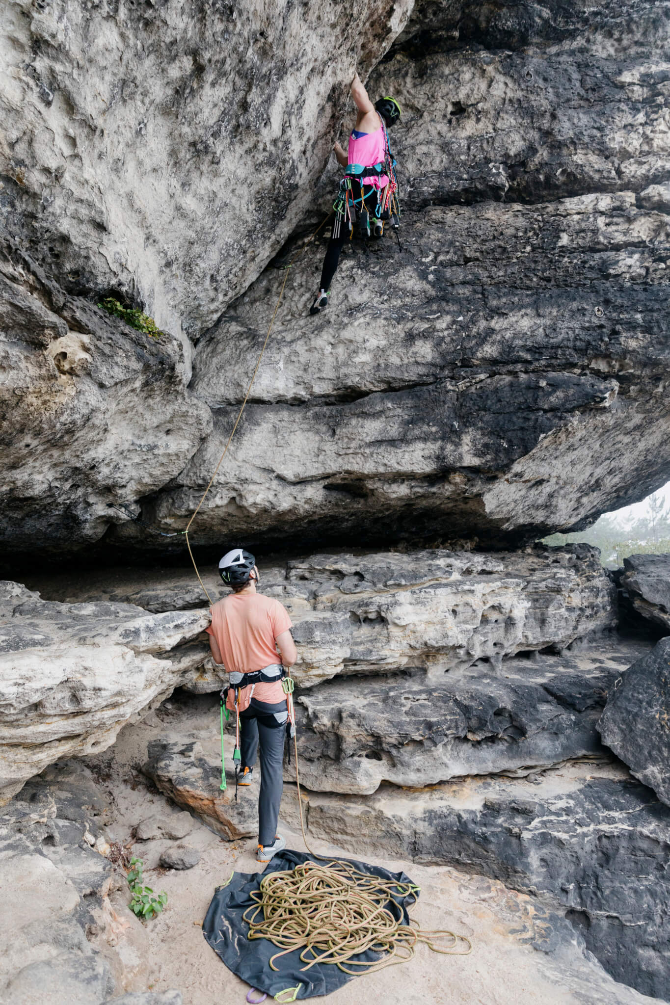 岩場でのクライミング。撮影:Martin Poetter、EDELRID