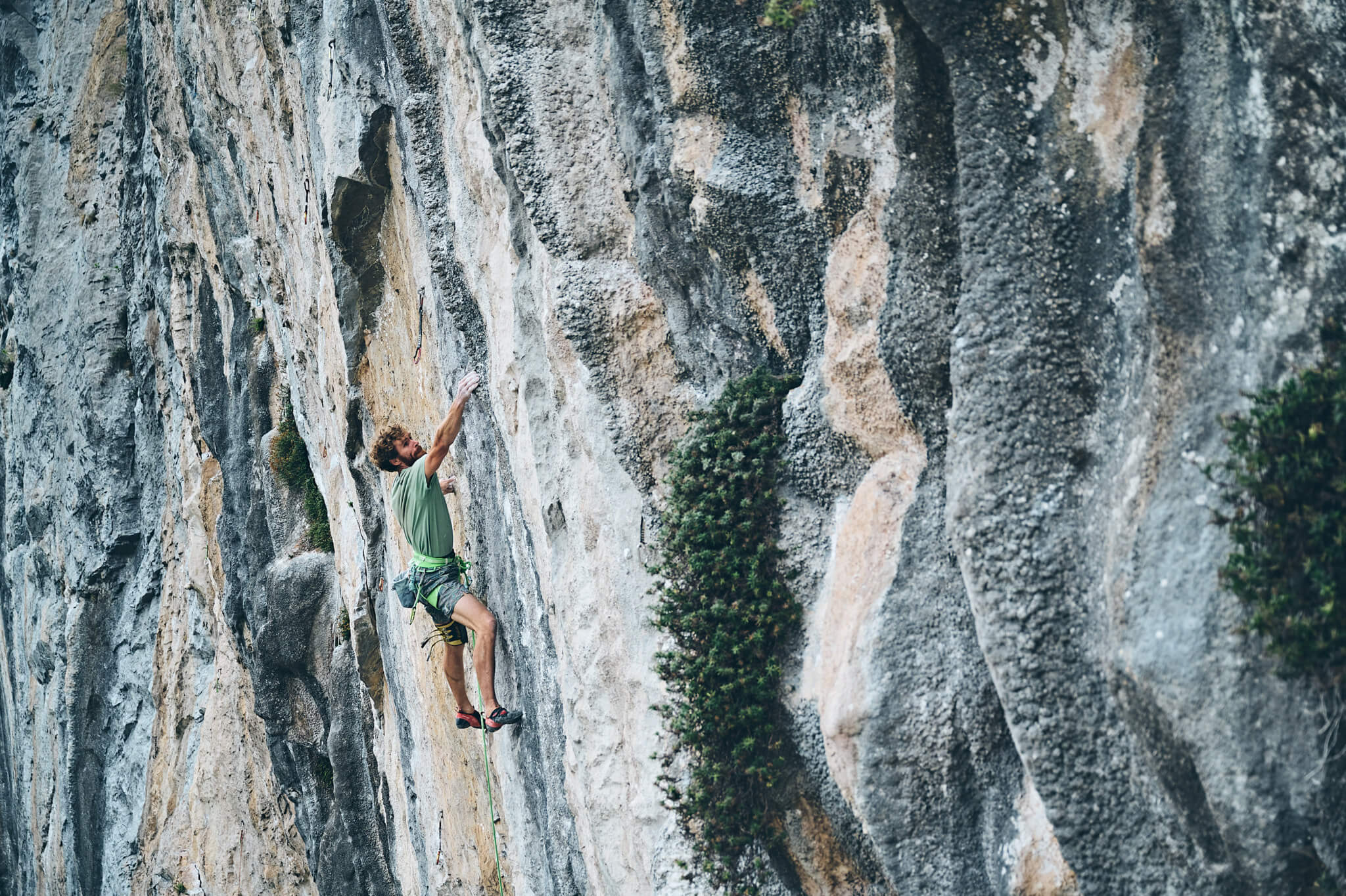 山岳地帯でのクライミング。撮影:Christoph Muster、EDELRID