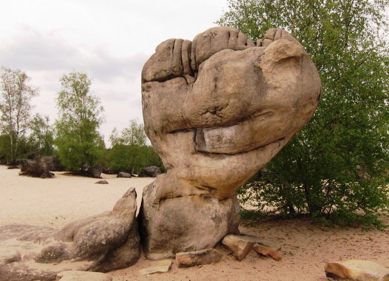 fontainebleau ボルダー 木々のそばの砂地にある大きな丸みを帯びた岩 — fontainebleau ボルダー