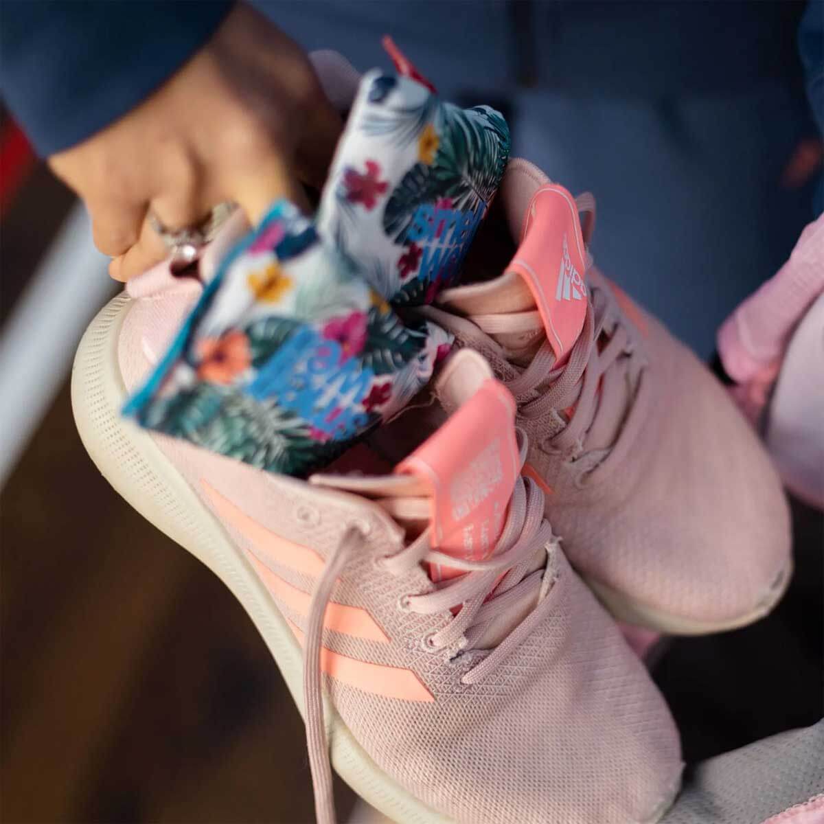 ピンクの靴に入った花柄のSmellWellインサート。