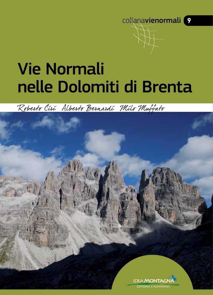 Guide Idea Montagna 岩塔と曇り空の写真が載った書籍「Vie Normali nelle Dolomiti di Brenta」の緑色の表紙