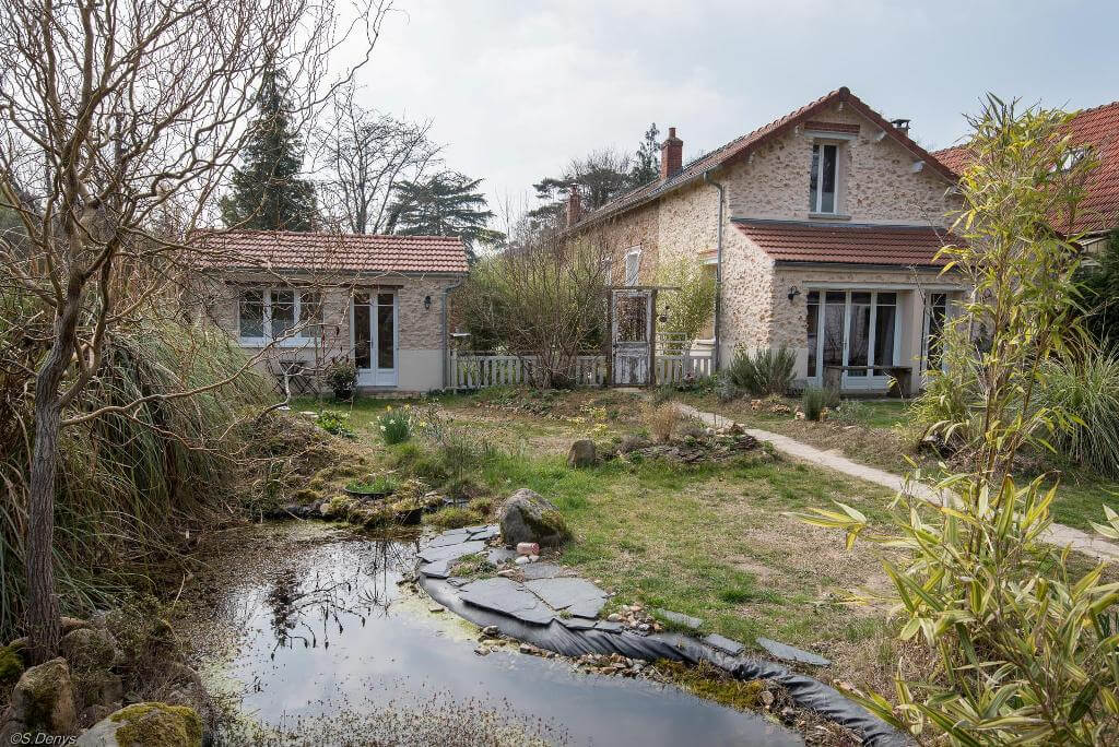 gite kailloux fontainebleau 瓦屋根の石造りの家々、庭と小さな池