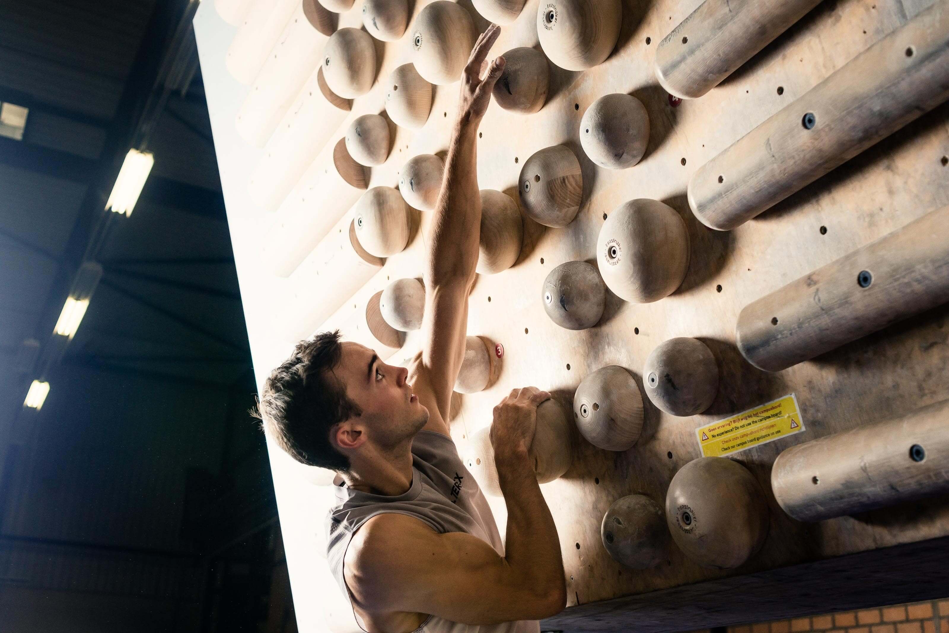 Loic Timmermans training for climbing; credits Bram Berkien