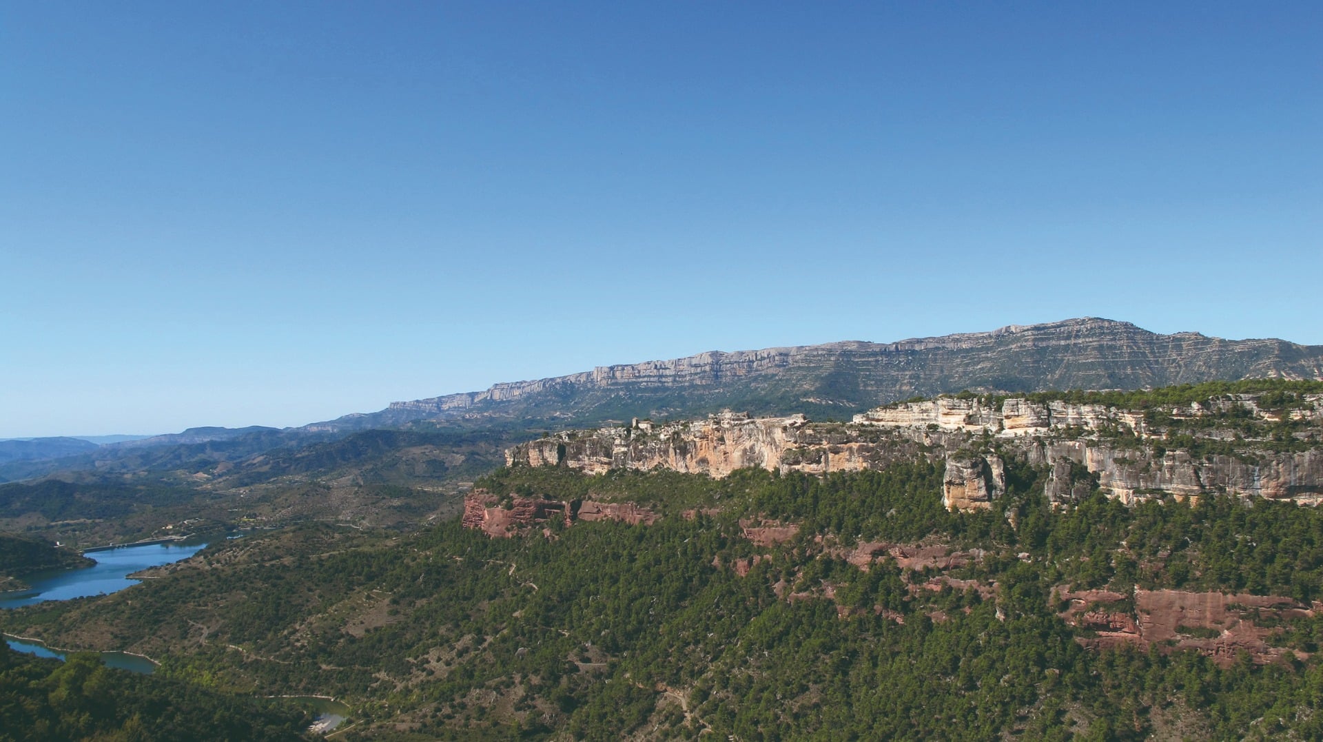 Sierra de Montsantを背景にしたSiuranaの風景