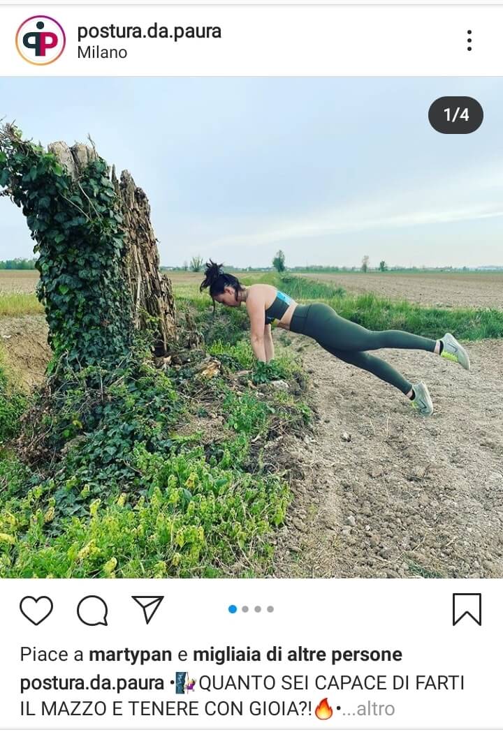 Instagramのスクリーンショット。屋外で暗い色のトップスと緑のレギンスの人が、木のそばで両手をつき、片脚を上げている。
