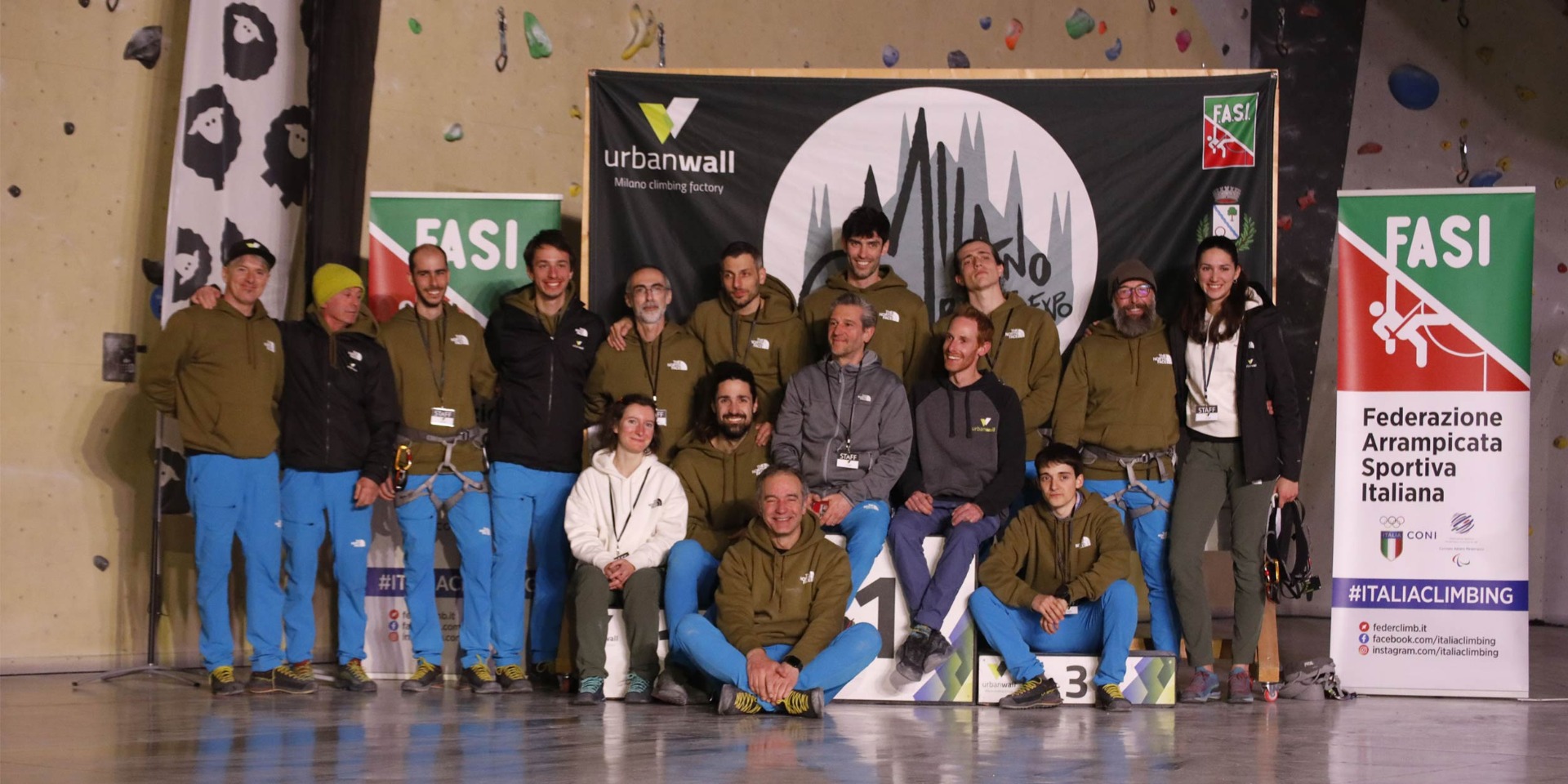 Milano Climbing Expo 2023の横断幕の前で撮影された集合写真