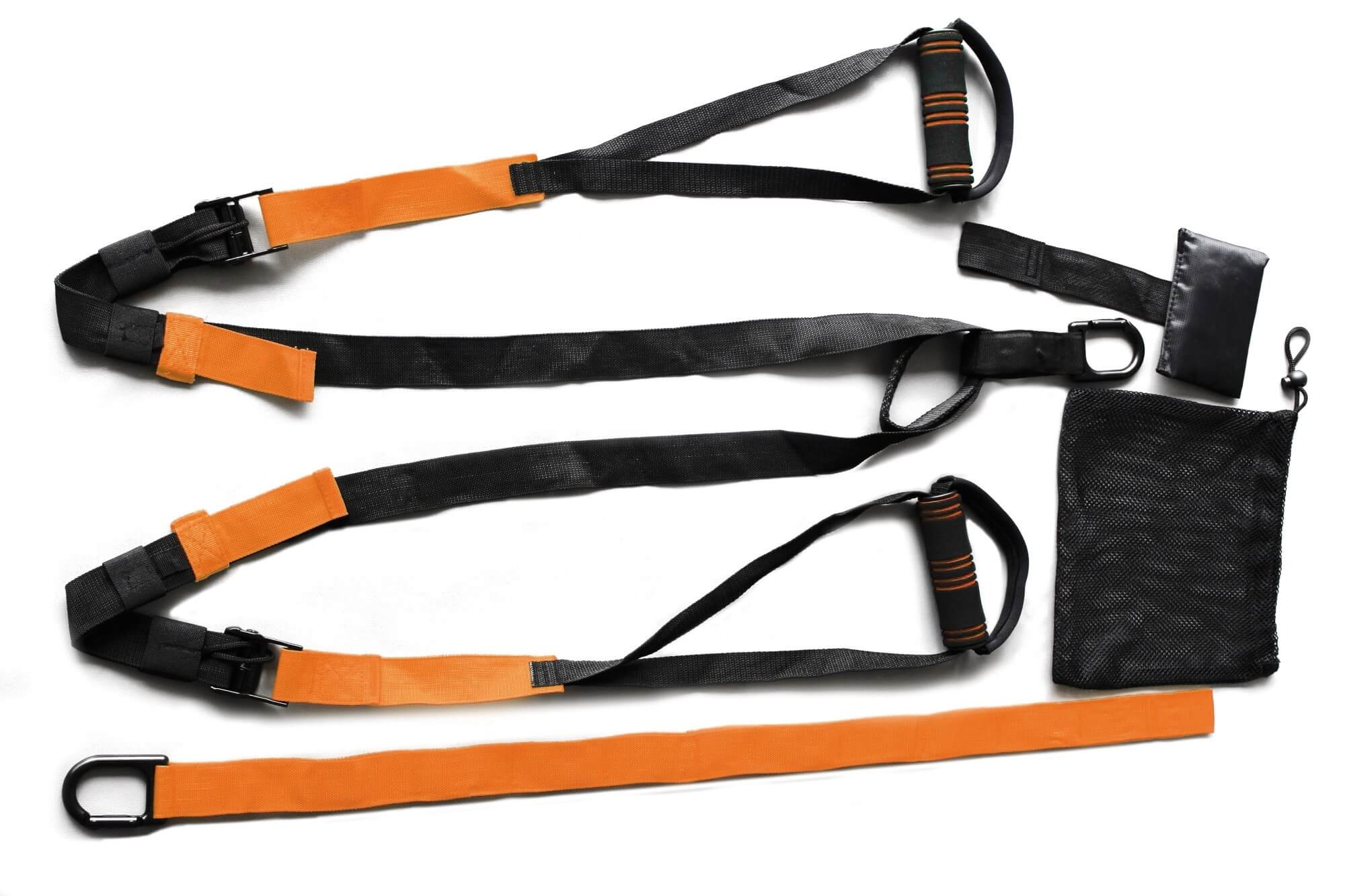 Functional Suspension Trainer Toorx 白い背景に、2つのハンドルが付いた黒とオレンジのストラップとメッシュの袋