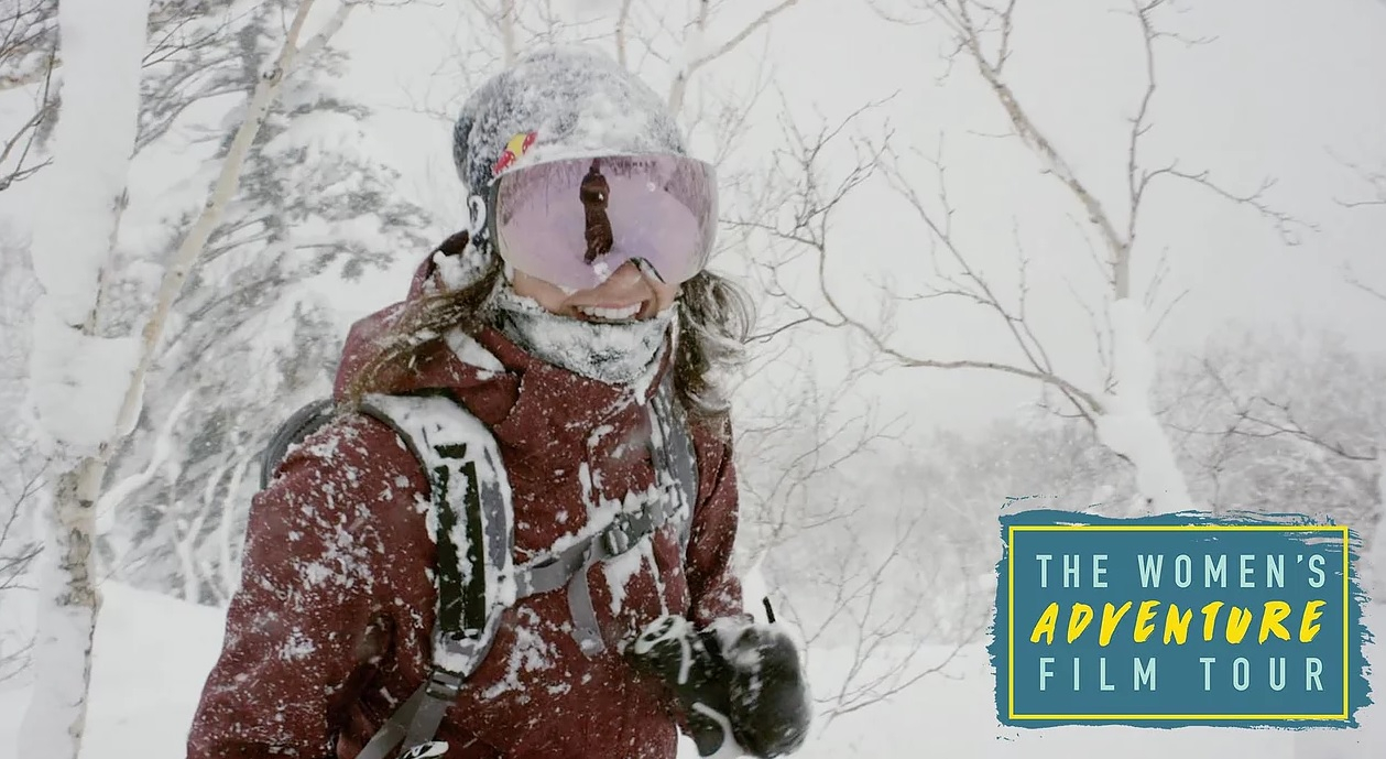 waft italia 雪の積もった森でヘルメットとスキーゴーグルを着けた人物と、Women’s Adventure Film Tourのロゴ